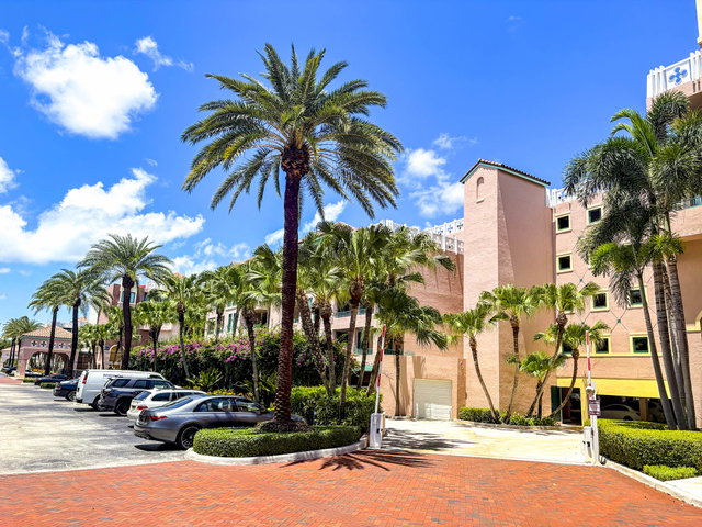 Mizner Court  photo 2